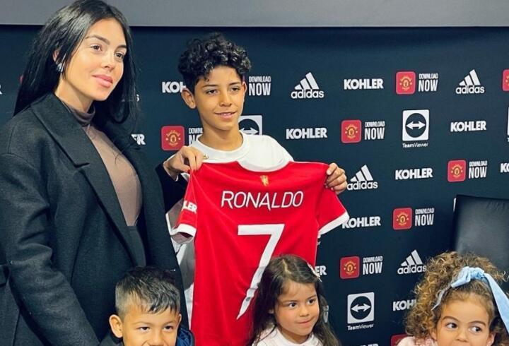Cristiano Ronaldo'nun oğlu Manchester United'a imza attı