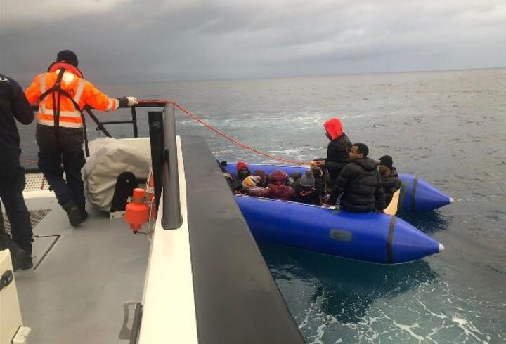 Yunanistan'ın geri ittiği bottaki 17 göçmen kurtarıldı