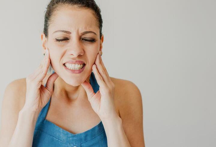 'Kulak içi kulaklıkta yüksek ses, işitme kaybı ve stres nedeni'