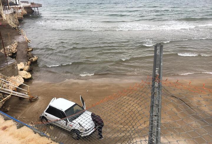 Otomobil 8 metrelik menfez köprüden plaja düştü