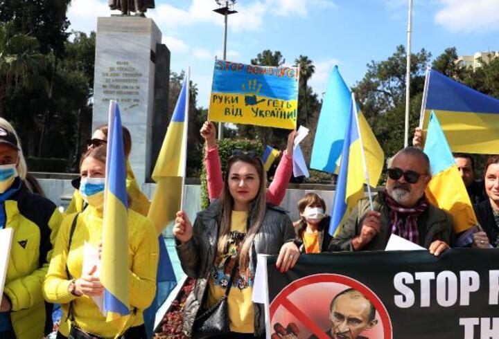 Adana’da yaşayan Ukraynalılardan savaş karşıtı protesto