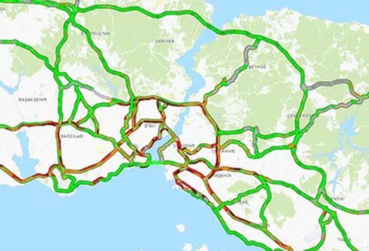 İstanbul'da beklenen kar yağışı başladı: Trafik felç oldu