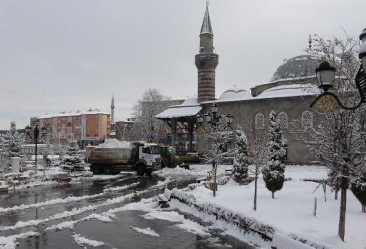 Doğu'da kar esareti; 1373 köy yolu kapandı
