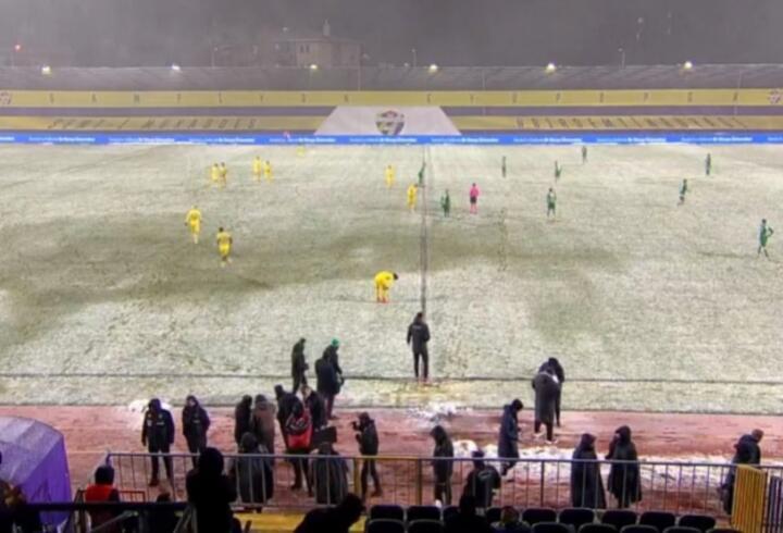Eyüpspor-Bursaspor maçı kar altında oynanıyor