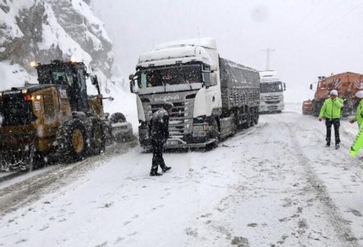 Zigana Geçidi'nde kar ve tipi ulaşımı aksatıyor