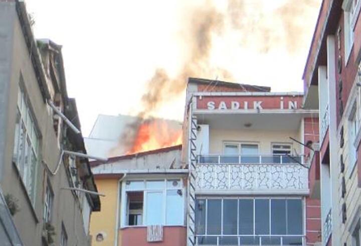 Esenyurt’ta bitişik binaların çatıları alev alev yandı