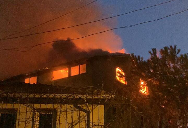 Korkutan yangın! Gecekonduda başladı, yanındaki binalara sıçradı