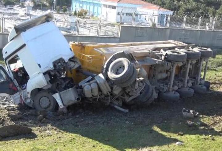 Arnavutköy'de mıcır yüklü hafriyat kamyonu tarlaya devrildi