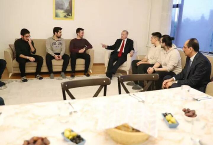 Cumhurbaşkanı Erdoğan öğrenci evinde iftar yaptı