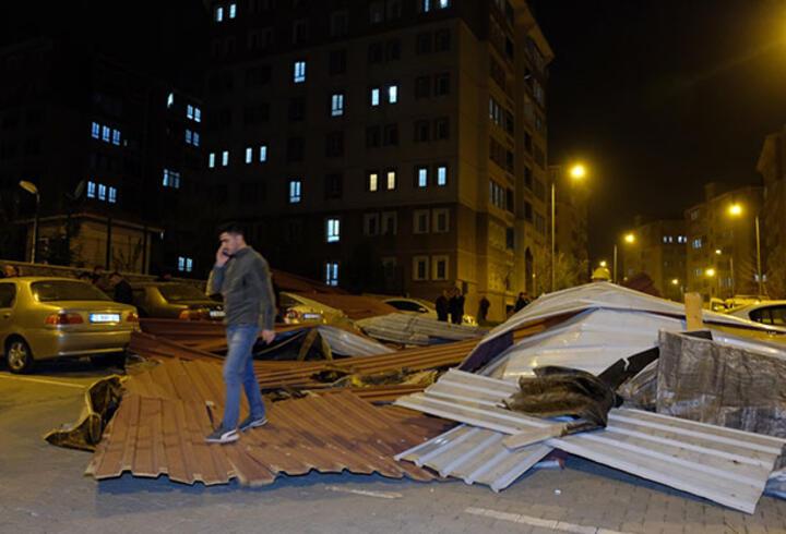 Bingöl'de şiddetli rüzgar; 5 araç hasar gördü