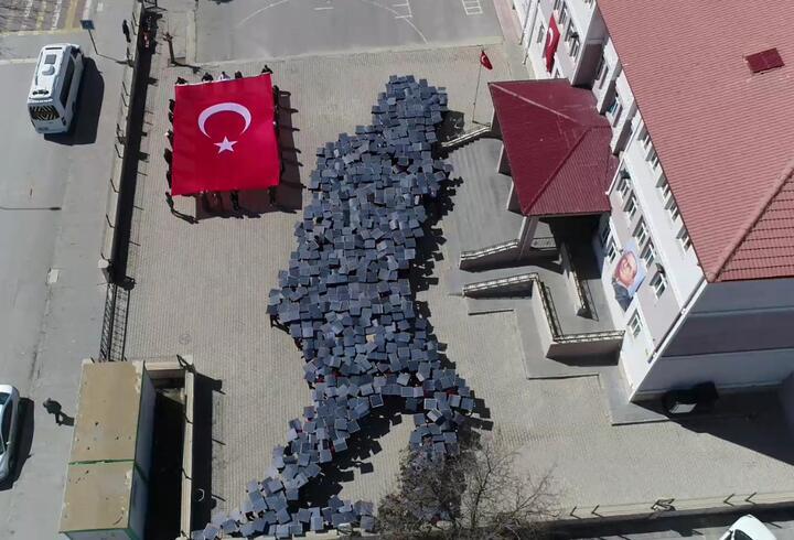 653 öğrenci, Atatürk'ün Kocatepe'de çekilen fotoğrafının koreografisini yaptı