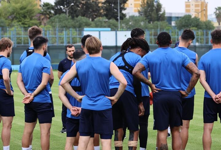 Adana Demirspor'da 3 futbolcuyla yollar ayrıldı