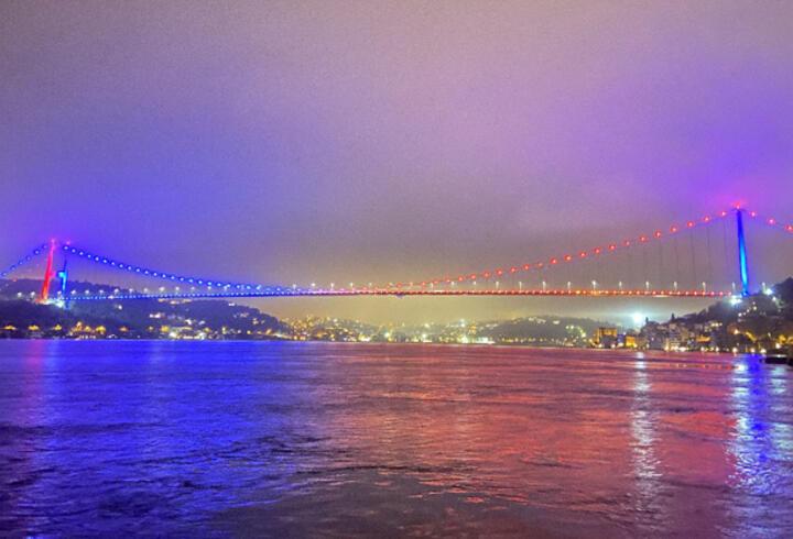 İstanbul'da köprüler bordo-maviye büründü