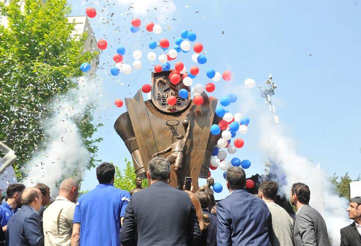 Anadolu Efes’in EuroLeague şampiyonluk heykeli coşkulu bir törenle açıldı