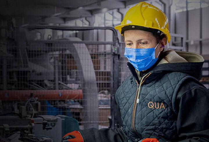 QUA Granite kadınlara sadece ofiste değil üretim sahasının her noktasında çalışma imkânı sunuyor