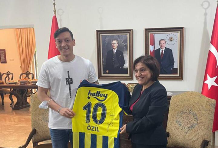 Son dakika... Mesut Özil, T.C. Cakarta Büyükelçiliği'ni ziyaret etti