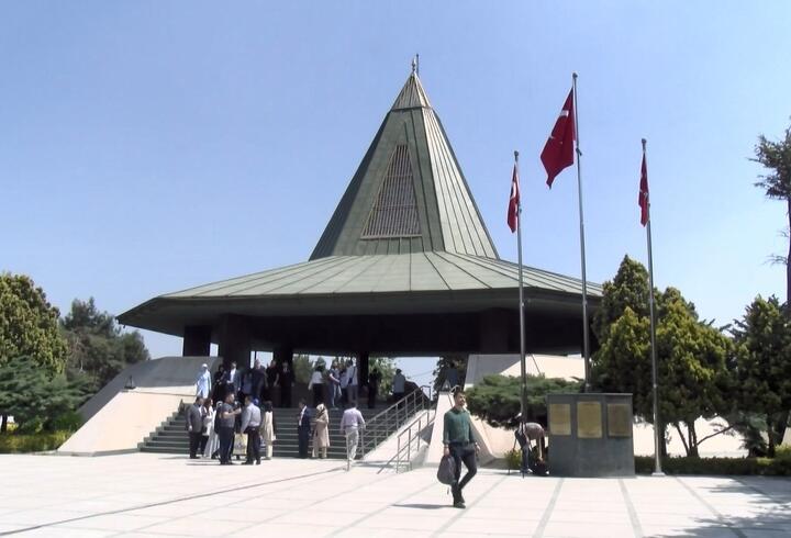 27 Mayıs'ın yıldönümünde Adnan Menderes mezarı başında anıldı