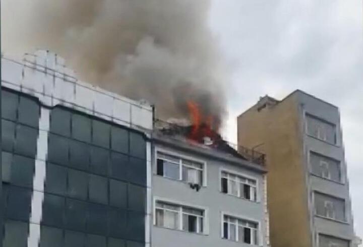 Son dakika... Beyoğlu'nda otelin çatısında yangın