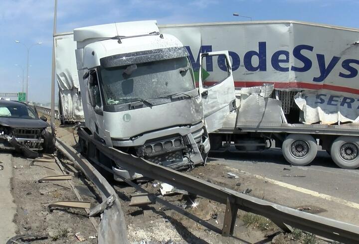 Pendik'te 6 aracın karıştığı kaza: 3 yaralı   