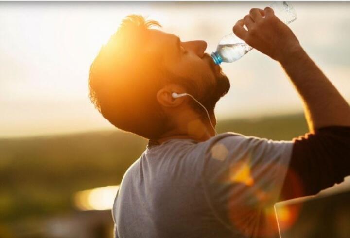 Sıcak havalarda kalp krizi riskini azaltmak için bol bol su tüketin