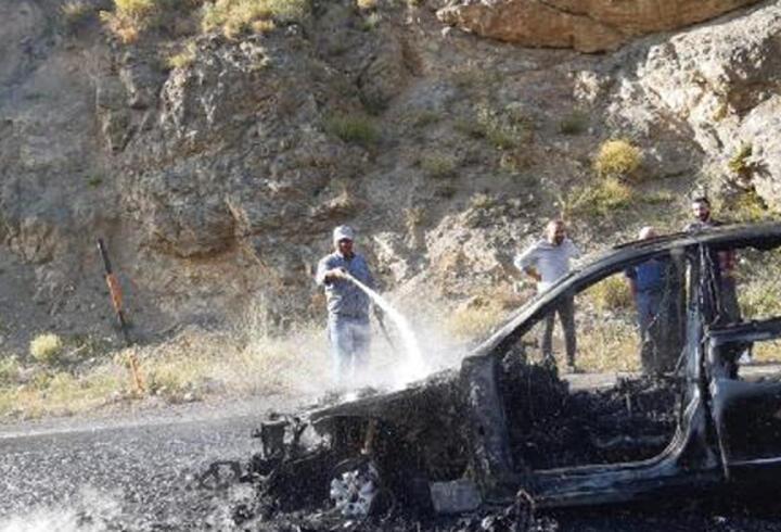 Ağrı’da seyir halindeyken yanan otomobil nedeniyle yol trafiğe kapandı