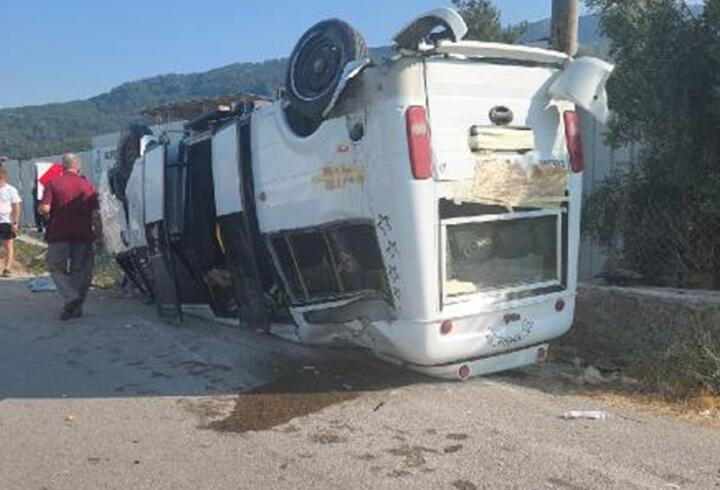 İzmir'de yolcu minibüsü ile otomobil çarpıştı: 5 yaralı