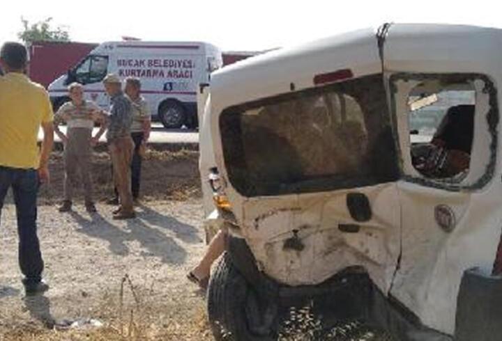 Antalya'da otomobil ile hafif ticari araç çarpıştı: 6 yaralı