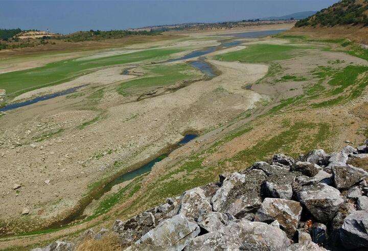 Barajda su seviyesi düştü, eski kara yolu ve köy kalıntıları ortaya çıktı