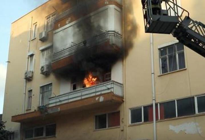 Sinir krizi geçirince balkonu yaktı, eşyaları sokağa fırlattı