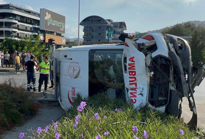 Antalya'da ambulans ile kamyonet çarpıştı: 2'si sağlıkçı 8 yaralı