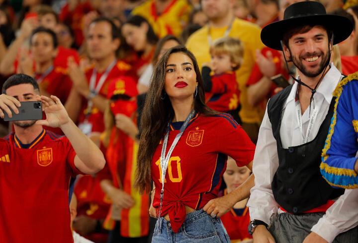 Fas-İspanya maçında futbolcu eşleri dikkat çekti