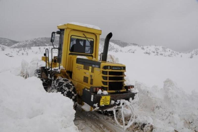 Nazımiye'de kar 2 metreye aştı, Belediye Başkanı yardım istedi