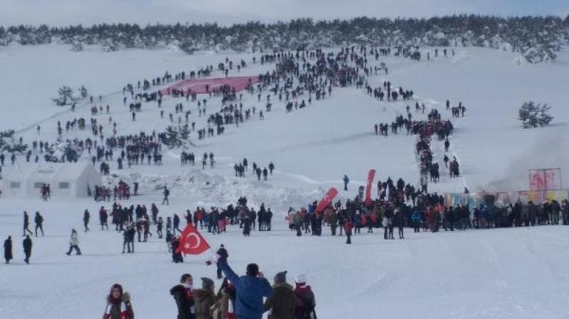 Sarıkamış şehitleri için 7'den 70'e 20 bin kişi karda yürüdü