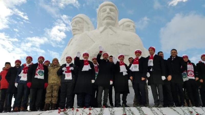 Şehit Mehmetçikler'in kardan heykellerinin açılışına Bakan Kasapoğlu katıldı