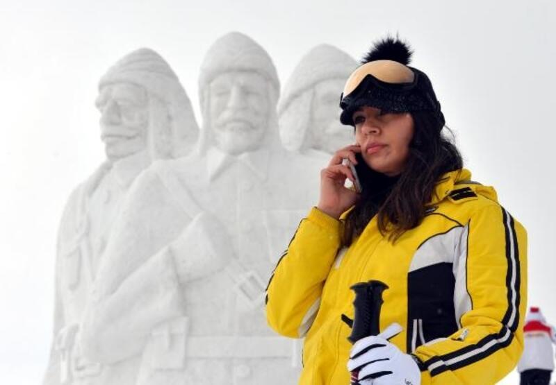 Şehit Mehmetçikler'in kardan heykellerine yoğun ilgi