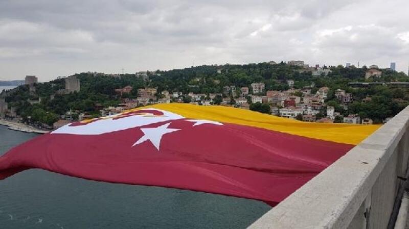 Galatasaray'ın bayrağı köprülere asıldı