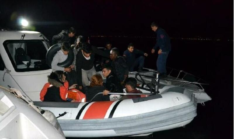 Dikili açıklarında 15 kaçak göçmen yakalandı