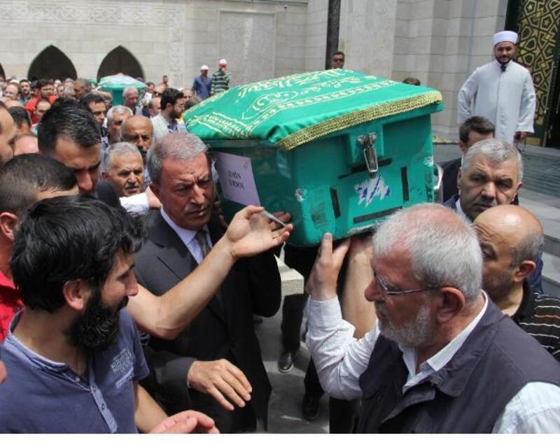 Bakan Akar, Kayseri'de yaptırdığı camide cuma namazı kıldı