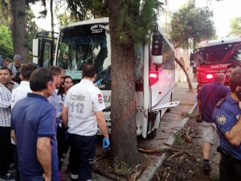İzmir'de öğrenci midibüsü kaza yaptı: 15'i öğrenci 17 yaralı