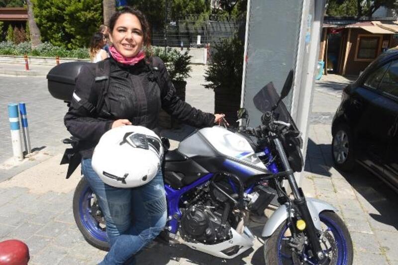 Motosikletiyle İzmir'den Mardin'e karne hediyesi kitap götürecek