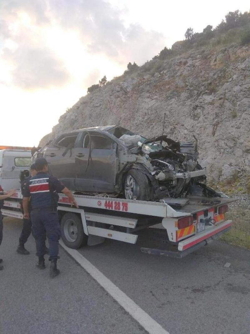 Bilecik’te kayalıklara çarpan otomobilin sürücü öldü