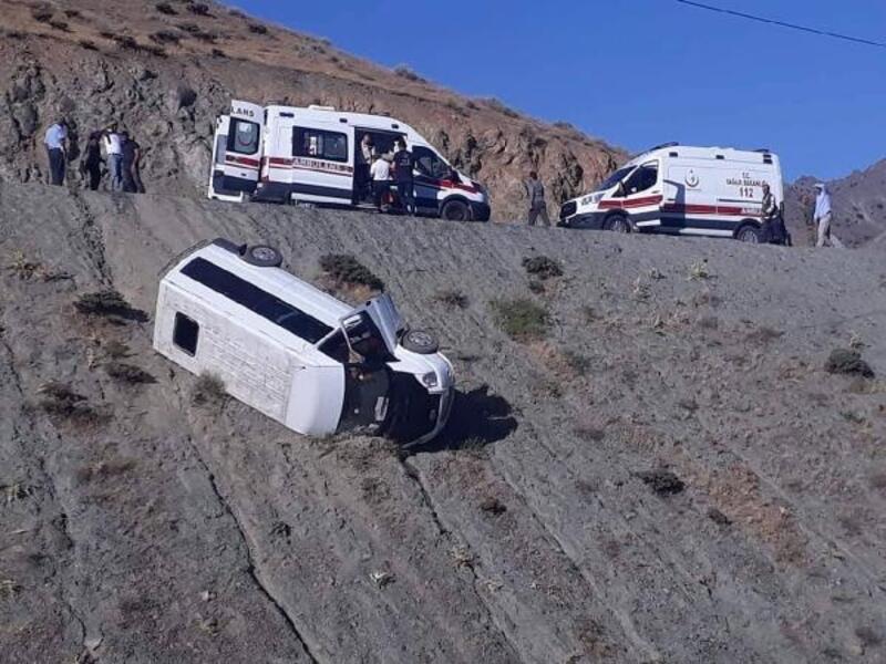Elazığ'da yolcu minibüsü devrildi: 4 yaralı