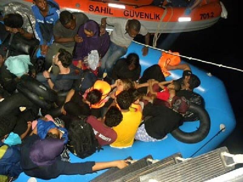 İzmir'de lastik botta 35 kaçak göçmen yakalandı