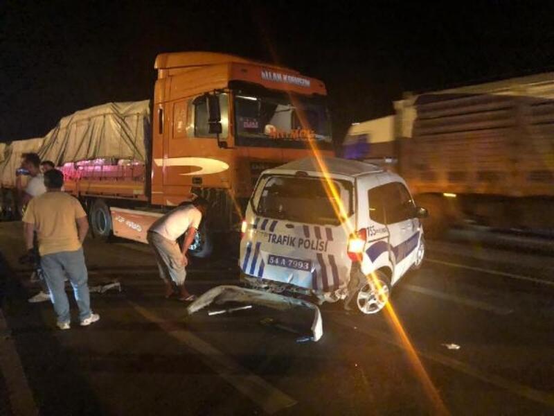Meşrubat yüklü TIR, trafik polislerinin aracına çarptı: 1 polis yaralı