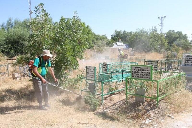 Edremit Belediyesi'den bayram öncesi mezarlık temizliği