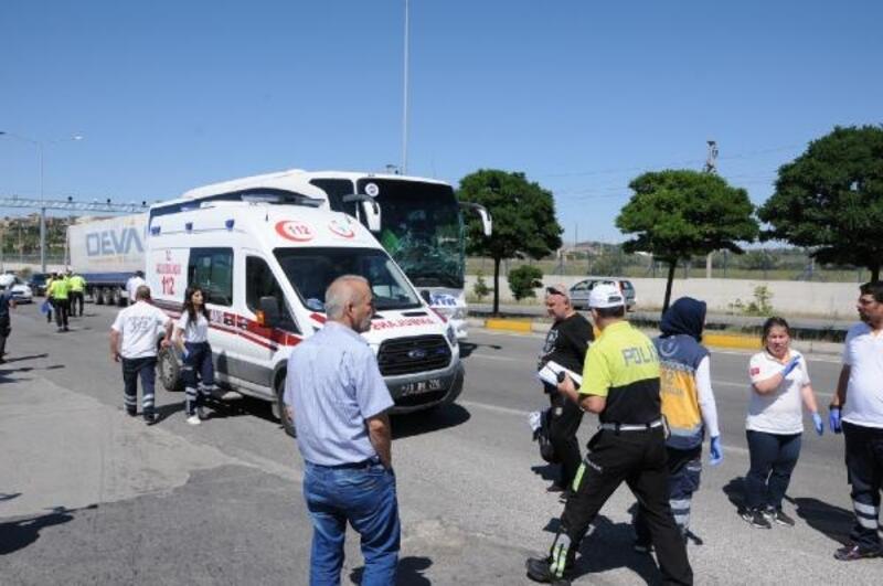 Yolcu otobüsü TIR'a çarptı: 6 yaralı