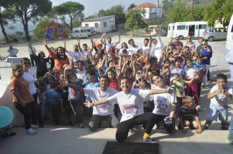 Eskişehir'den gelen üniversitelilerden Milas'taki köy okuluna sevgi eli