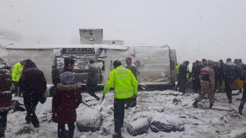 Erzincan'da, buzlanan yolda otobüs yan yattı: 46 yolcu yaralı
