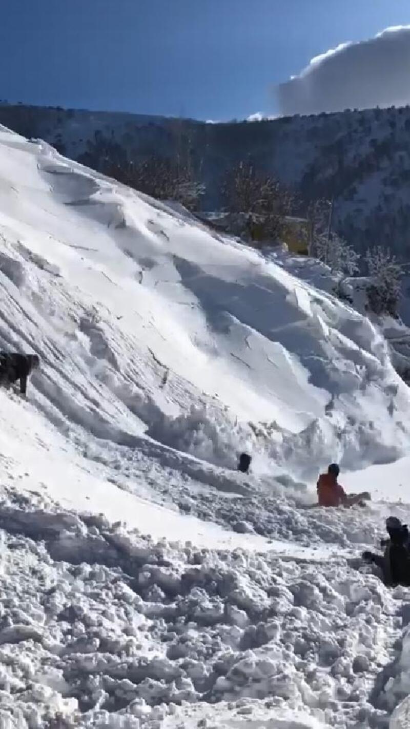 Kayak yapan çocukların 'çığ'a yakalandığı o anlar kamerada