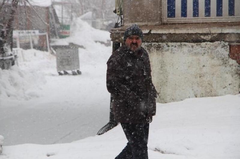 Karlıova'da kar esareti, 5 gündür çocuklar okula gidemiyor